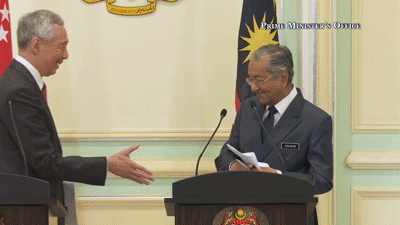 Lee Hsien Loong and Mahathir handshake