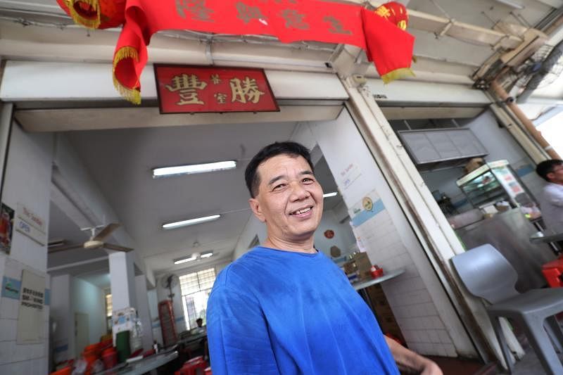 程文霖是丰胜茶室第二代店主。