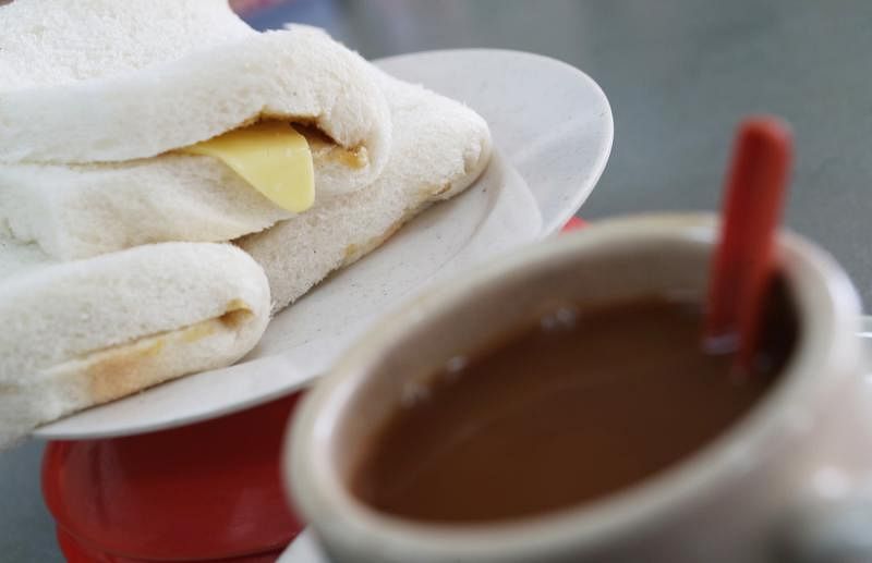 丰胜茶室的传统蒸面包咖啡早餐。