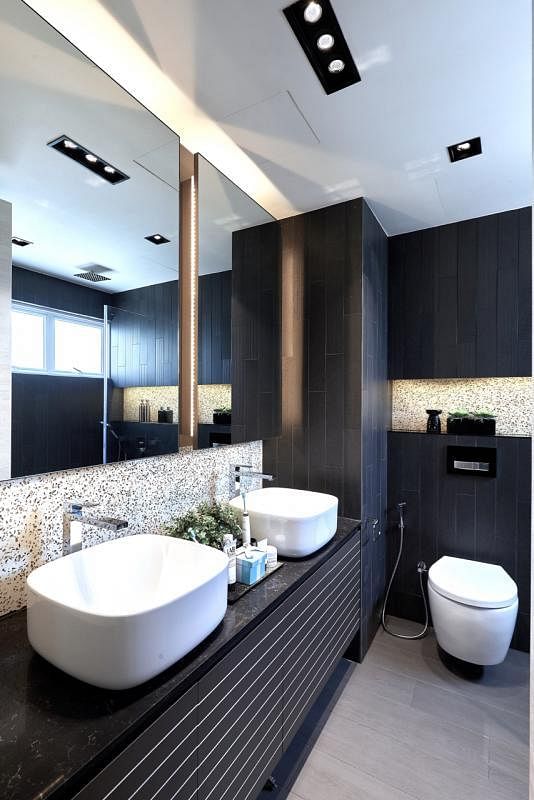 浴室采用双面盆设计，地砖和墙砖都来自西班牙。