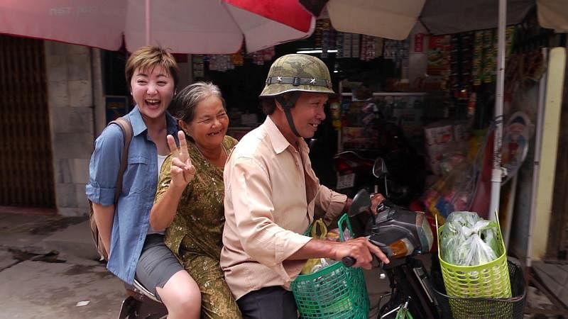 权怡凤（左）在《游市集》中走访亚洲各地市集。（哇哇映画照片）