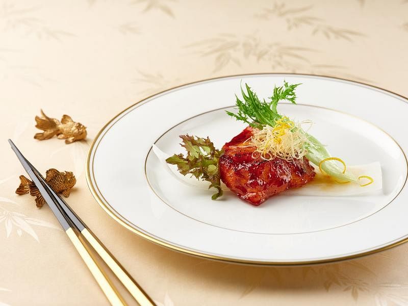 金桔辣酱银鲈鱼，少了油炸，改用烤制，迎合现代食客对健康口味的追求。