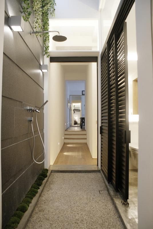 客房浴室天花板有个被磨砂玻璃遮盖的长廊天井，自然光能照射入内。