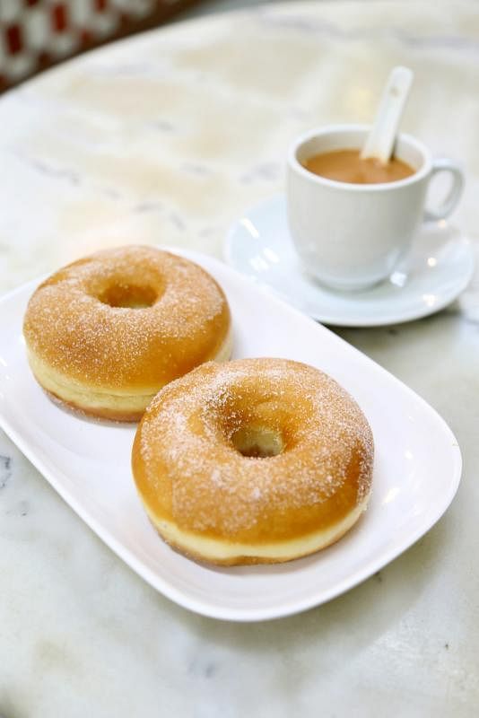 甜甜圈是喜园咖啡店的人气食物，搭配招牌奶茶。