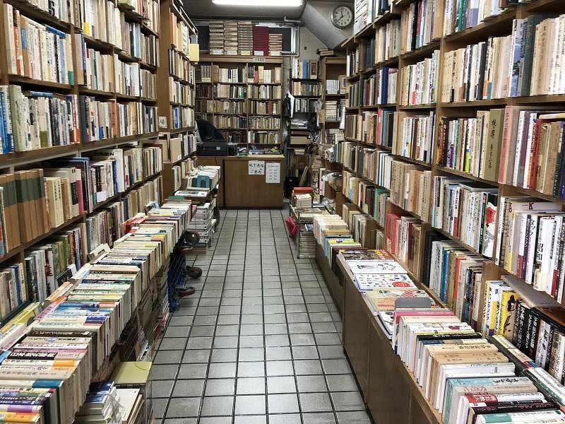 日本老书店朴素，店里散发浓浓书香味。