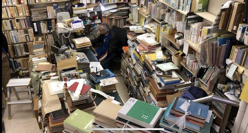 日本的“二手”书店里，旧书堆积如山。
