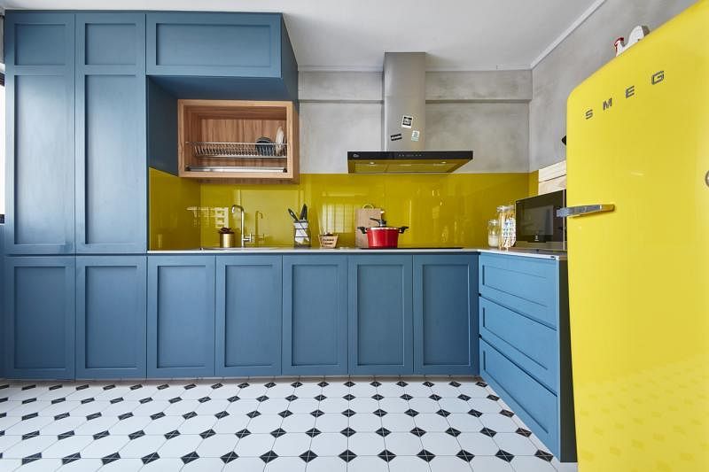 蓝与黄让厨房显得温暖可亲。