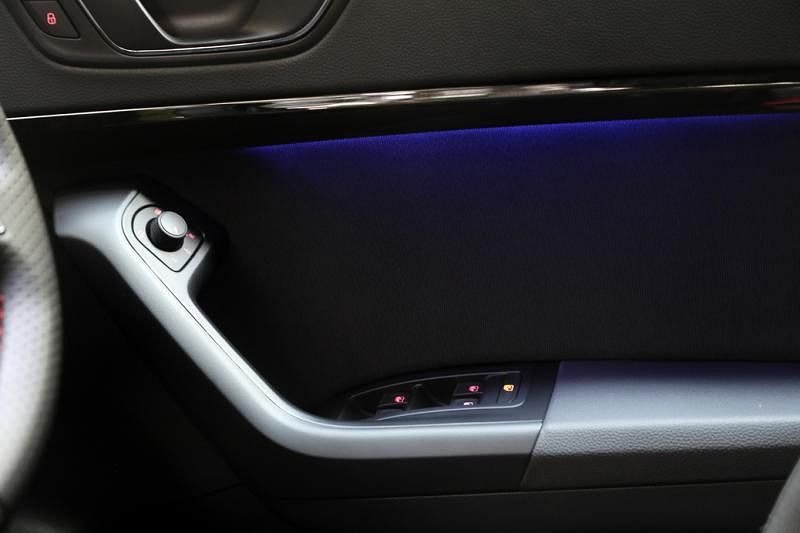 车门旁有不同颜色的LED气氛灯，让你随心调校。