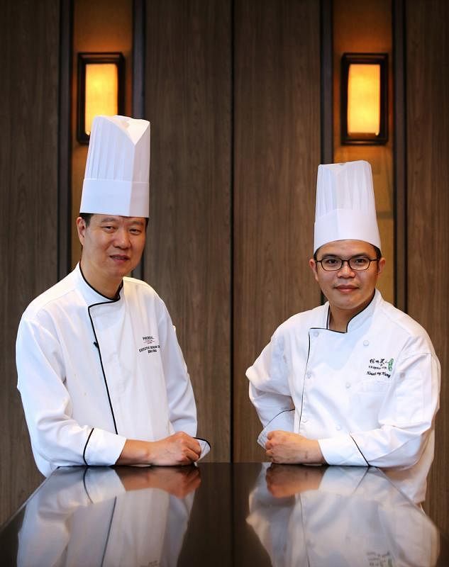 新加坡四川豆花饭庄总厨曾锋（左）和台湾阳明春天主厨薛永鸿联手打造精彩蔬食料理。
