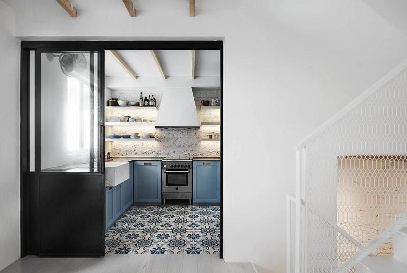 厨房里的蓝花纹老地砖，是除掉塑料地砖后出现的，厨房外以铁网打造楼梯围栏。