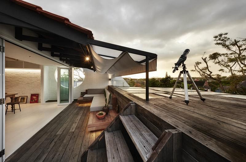 用回收再生木材打造观星和欣赏夕阳的露台。