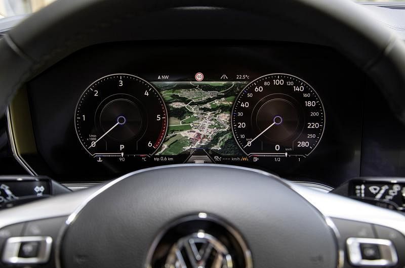新车首搭创新的数码驾驶舱Innovision Cockpit，有全面数码化的整合仪表板。