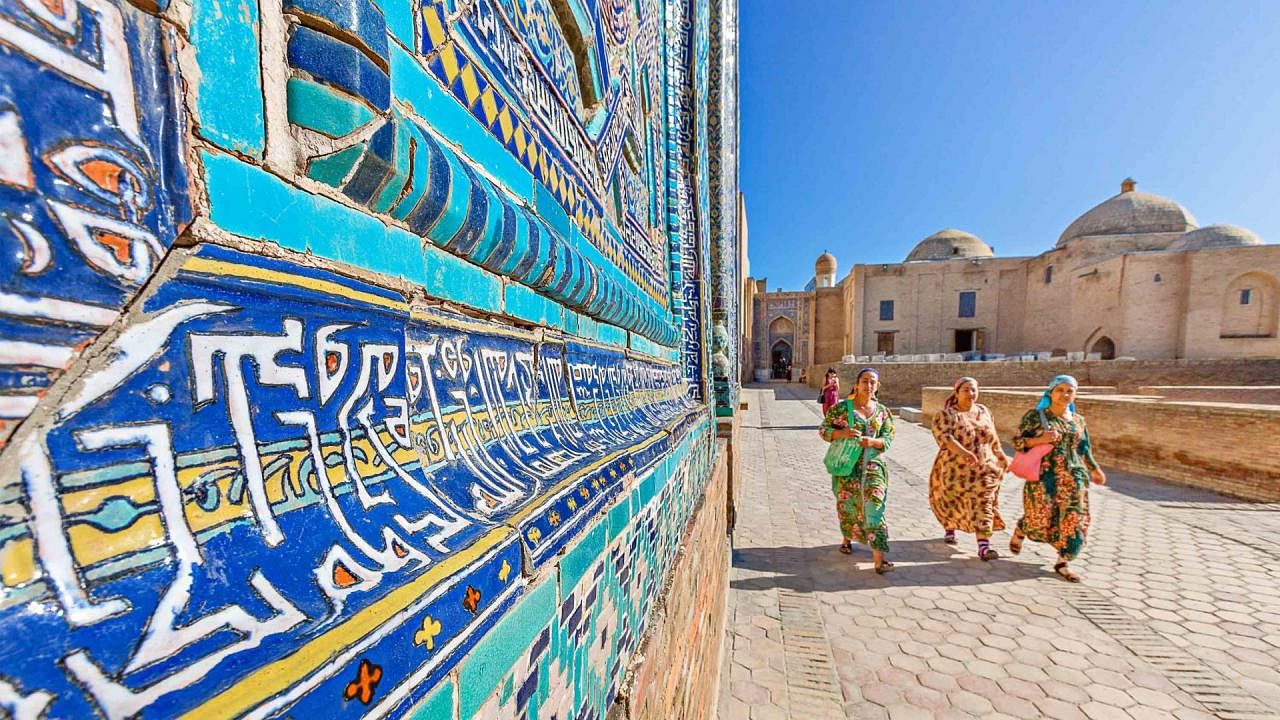 hero-uzbekistan-locals-visit-shahi-zinda-photo-credit-istock-ozbalci-2-1920x1080_Medium.jpg