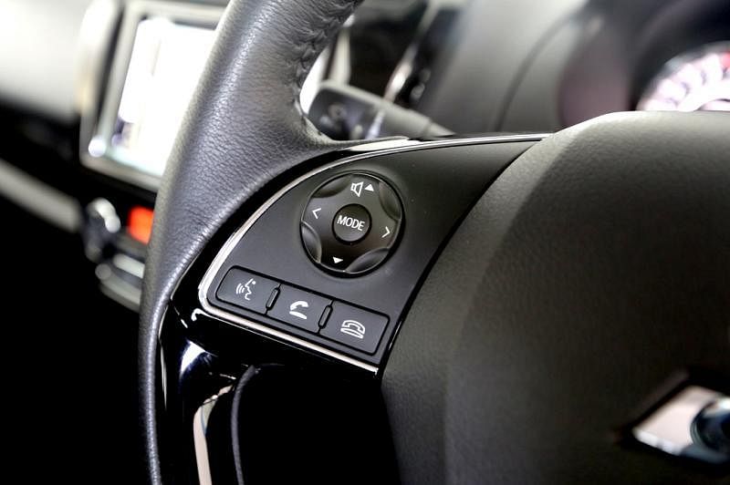车室装有现代配件，如驾驶盘左边有可操控音响设置的按钮。