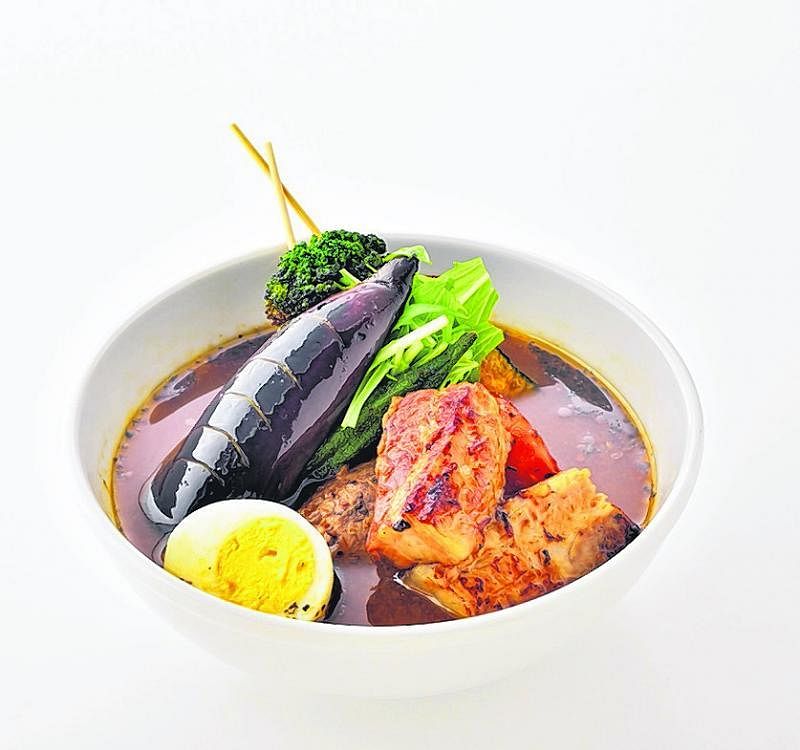 日式东坡肉咖喱汤饭配搭多种蔬菜。