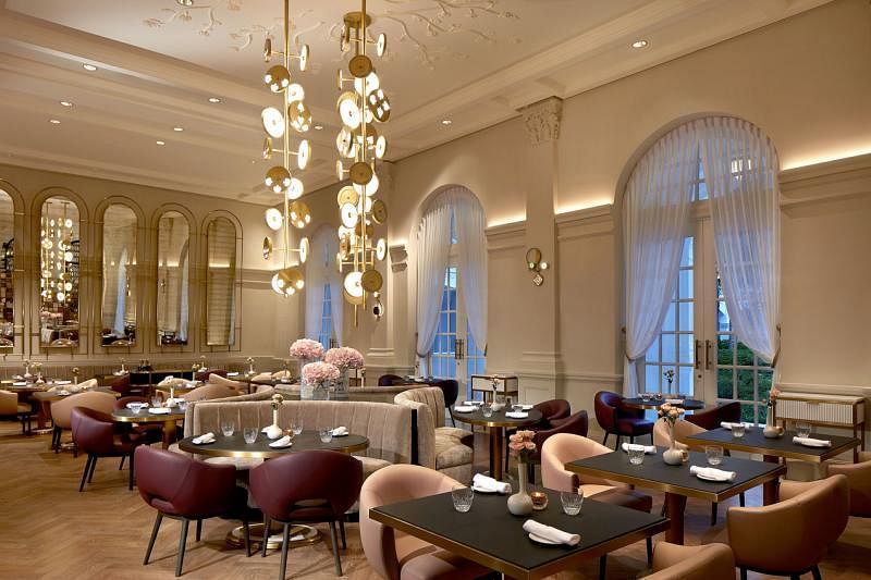 新加坡莱佛士酒店的La Dame de Pic装潢设计颜色柔美。