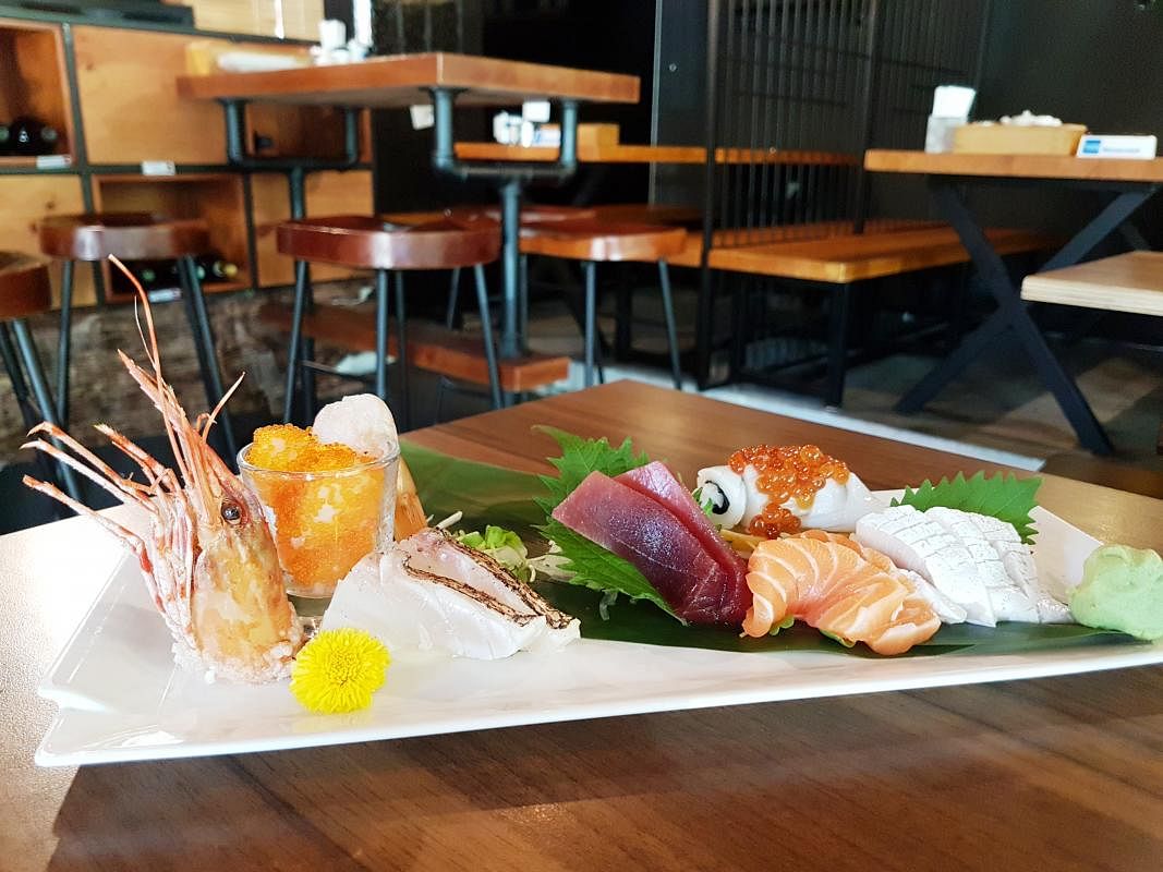 IKURA的“厨师作主”七种生鱼片包括生鱼片、虾、带子和鱿鱼，切工利 落，摆盘精致。