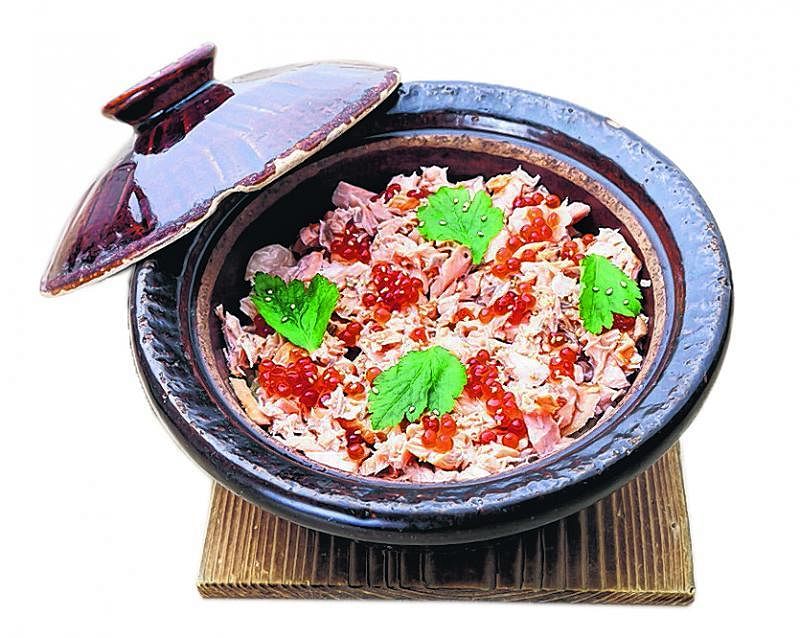 传统砂锅烹制的三文鱼高汤饭慢工出细货，等候时间约40分钟。