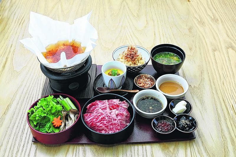 涮涮锅采用柴鱼高汤为汤底，肉类可选择美国安格斯牛肉、北海道猪腰肉、三文鱼和A4级和牛。