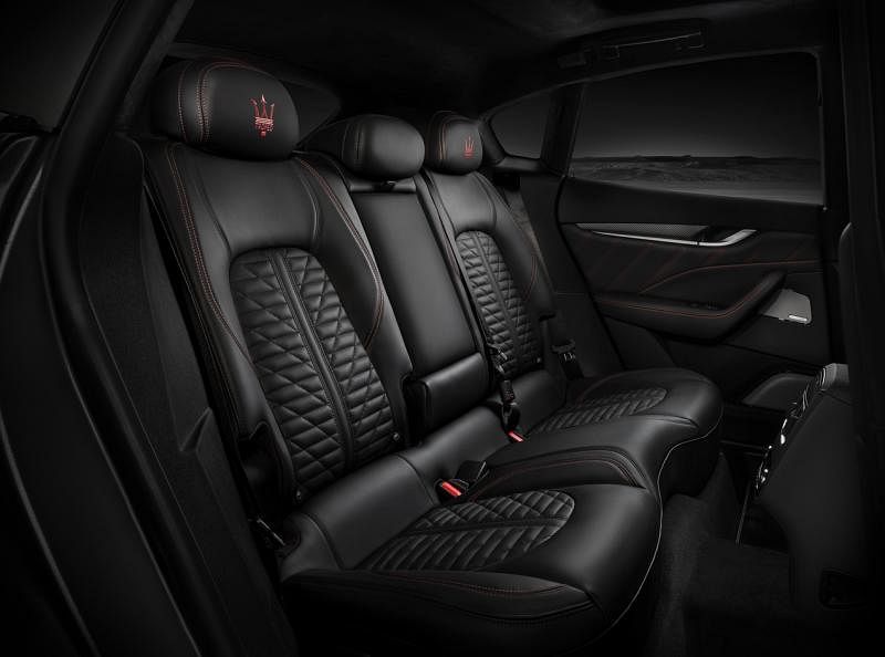 皮革座椅，头枕的厂徽下有Trofeo字眼，显示是高性能的SUV。