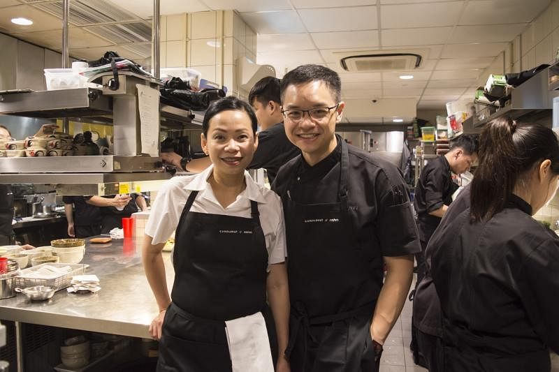 今年6月Chef Pim和本地Candlenut餐馆主厨李小明（右）的“四手协作”晚宴，彼此相互观察交流，也建立起友谊。（COMO集团提供）