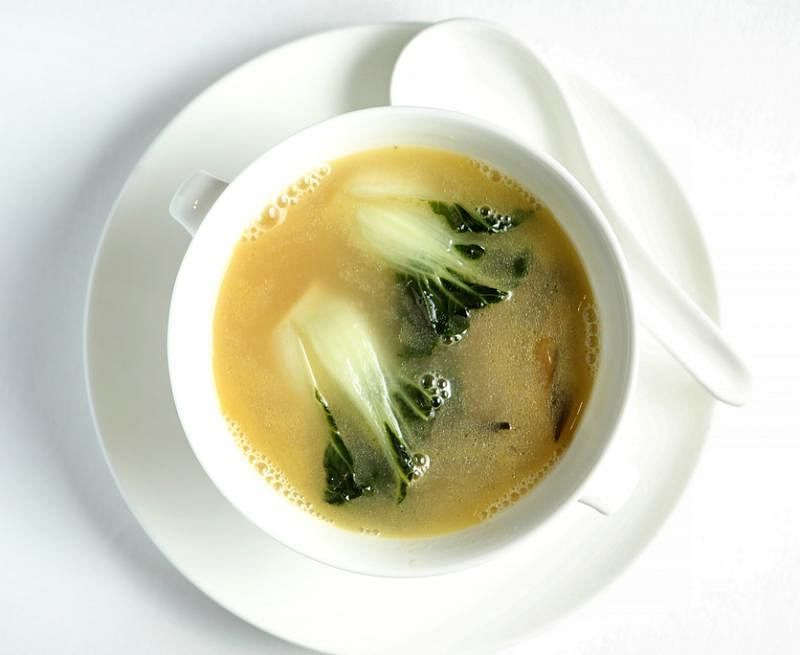 广东例汤每天不同，菜干奶白汤以猪骨等熬制四小时，非常入味。