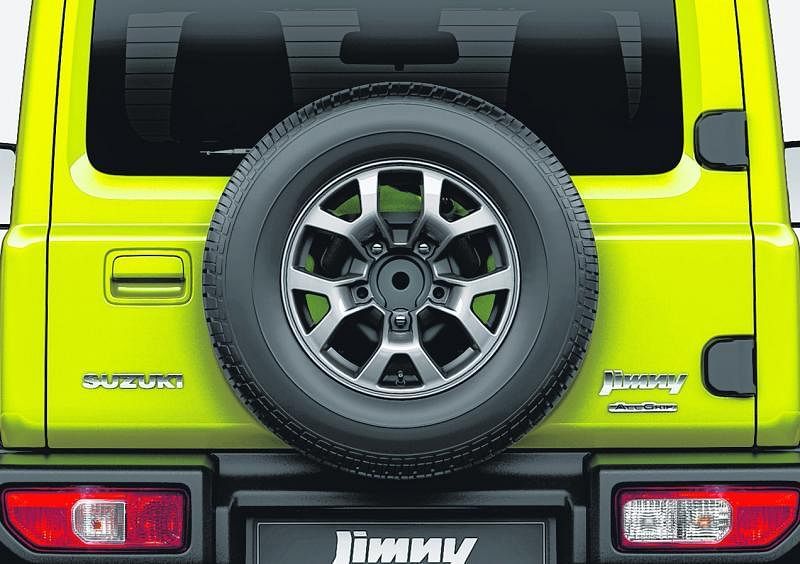 Jimny在外形上最“越野”的是挂在尾厢外的后备轮胎。