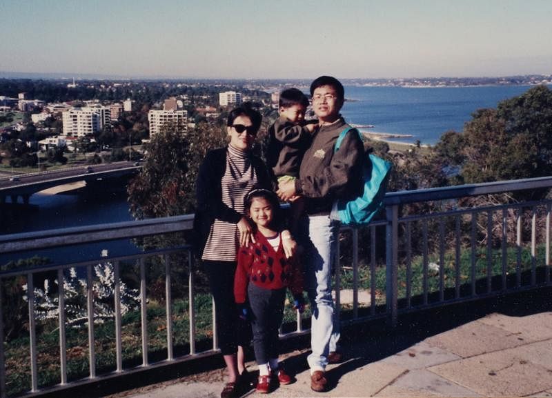 杨子扬童年时与父母及姐姐出游。