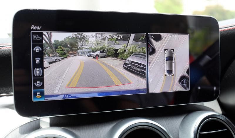10.25英寸的中控娱乐触屏，停泊车子时会有两个影像，让司机清楚周围的状况。