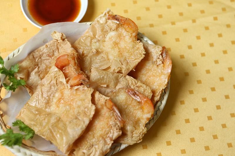 腐皮虾充分体现简单就是美味的道理，忍不住一片接着一片送入口。