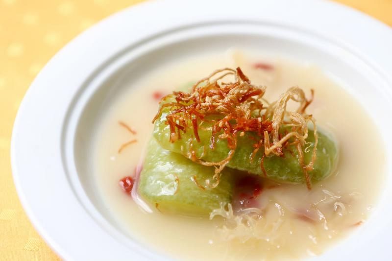 节瓜吸收瑶柱上汤后格外鲜美，是一道清凉解暑的时令菜。