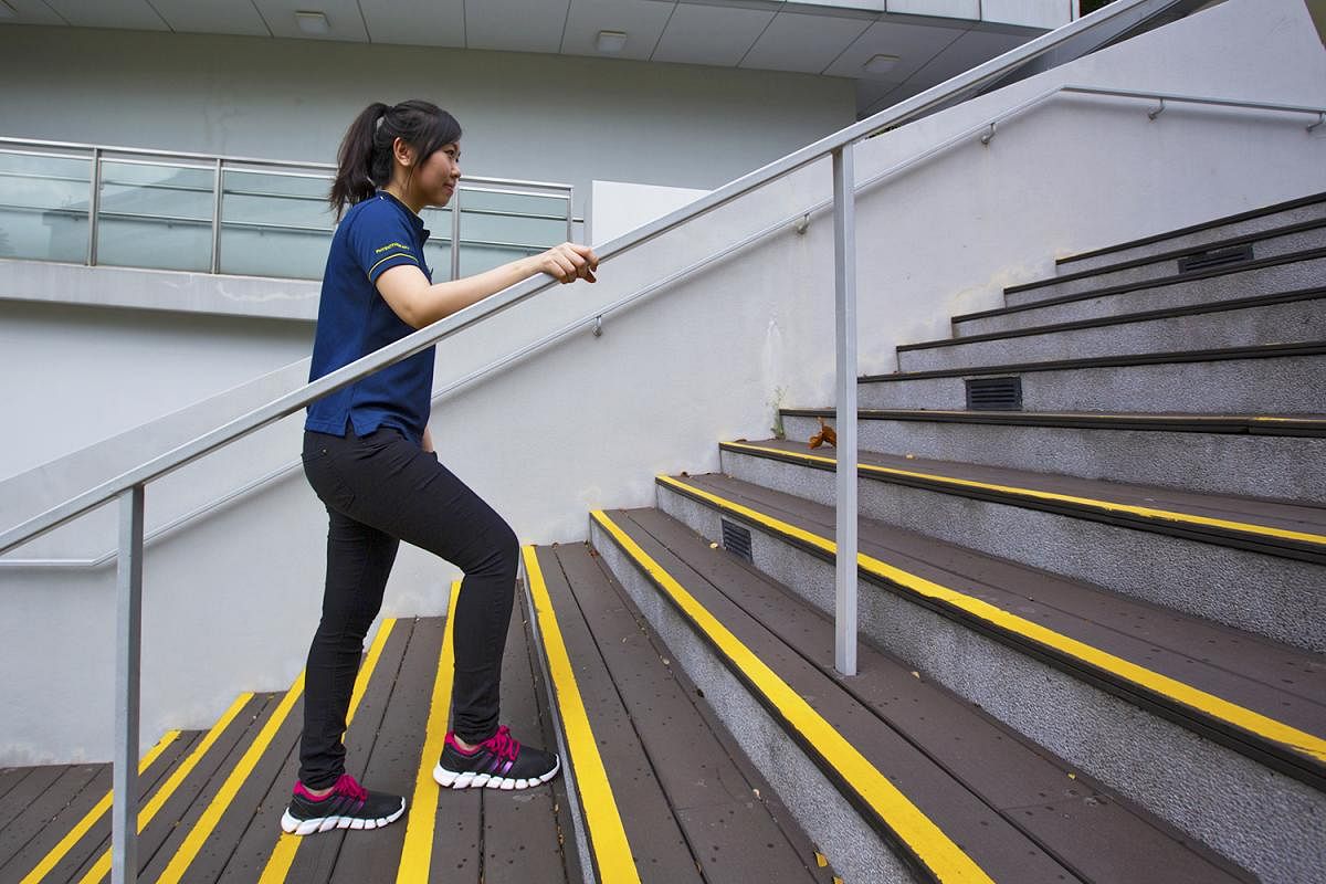 运动是健康老化的关键,每天再忙也要抽空运动,例如花几分钟爬楼梯