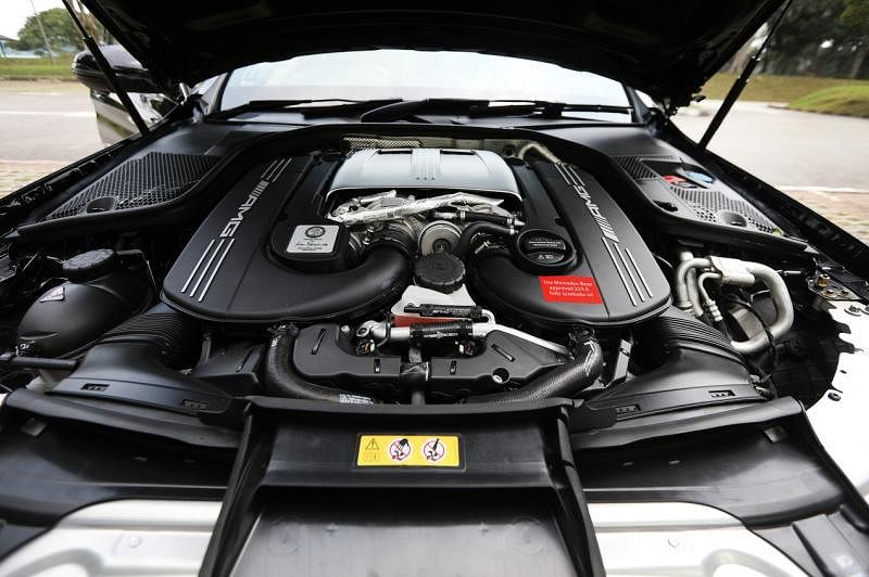 马赛地AMG C63S承载V8 3982cc双涡轮增压引擎，令跑车性能表现更强悍。