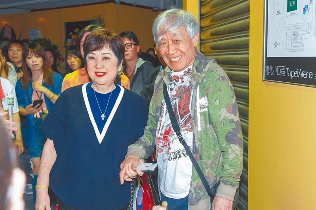 甄珍（左）与张帝昨晚观赏郭富城演唱会。（互联网）