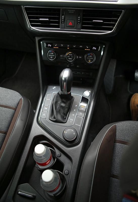 中控的设计简洁，右边圆形按钮让司机可以转换驾驶模式，还有两个杯架可放置饮料。