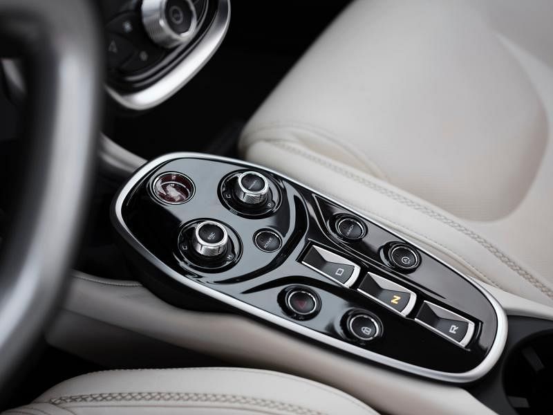 车内配备机械加工凸边铝制开关和控制按钮，包括排挡操控。