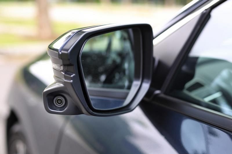 左后视镜装有摄像机，减少驾驶盲点，增加换车道时的安全性。