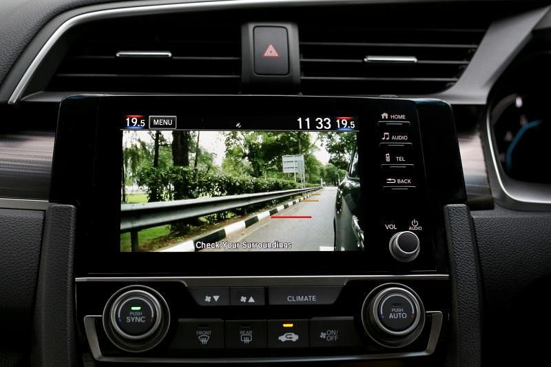 7英寸的中控娱乐触屏多了按钮，可控制声量，停车时也有助司机看清周围的路况。
