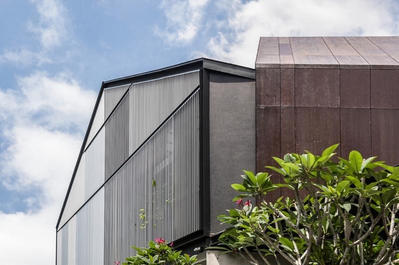 建筑师采用铝制栅格屏风作为房屋外墙东南方的收尾，保留隐私又通风。