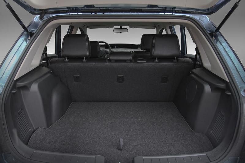比亚迪e6造型设计看似MPV，但其车尾行李厢并不大，只有约385升的容量。