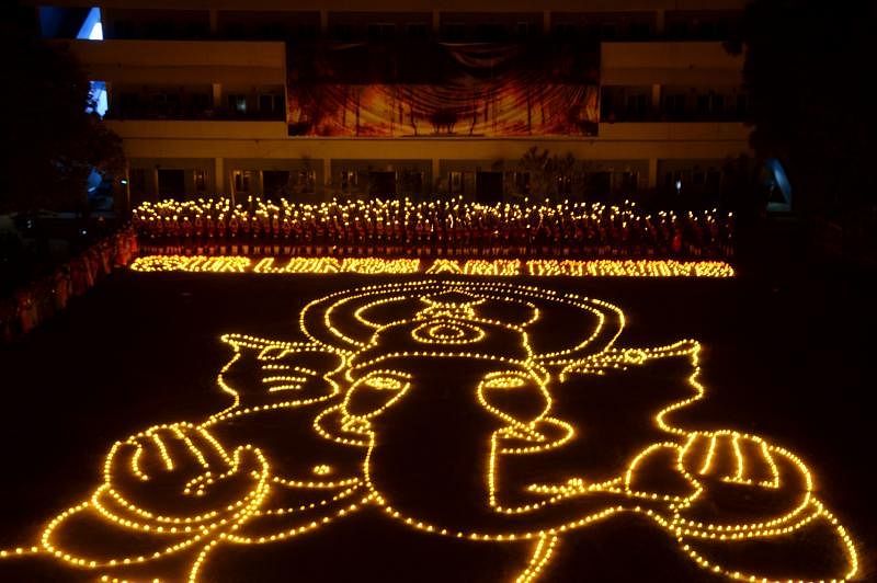屠妖节也称光明节，在印度人们用蜡烛构成象神伽内什（Ganesha）的图像。（法新社）