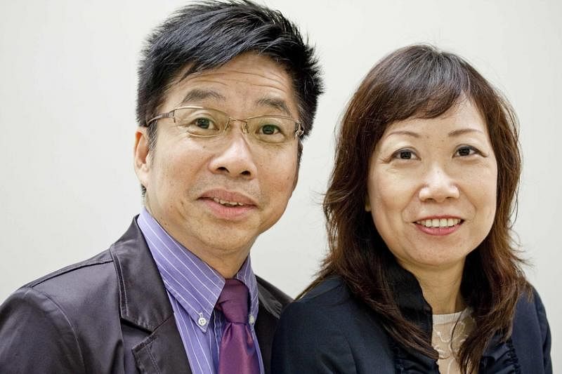 触爱家庭服务中心资深辅导员陈汉锡（左）和黎凤玲教导乐龄人士运用“爱的语言”。（档案照）