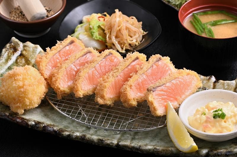 三文鱼炸排肉质鲜嫩，是Shiokoji Tonkatsu Keisuke餐馆的一大特色。