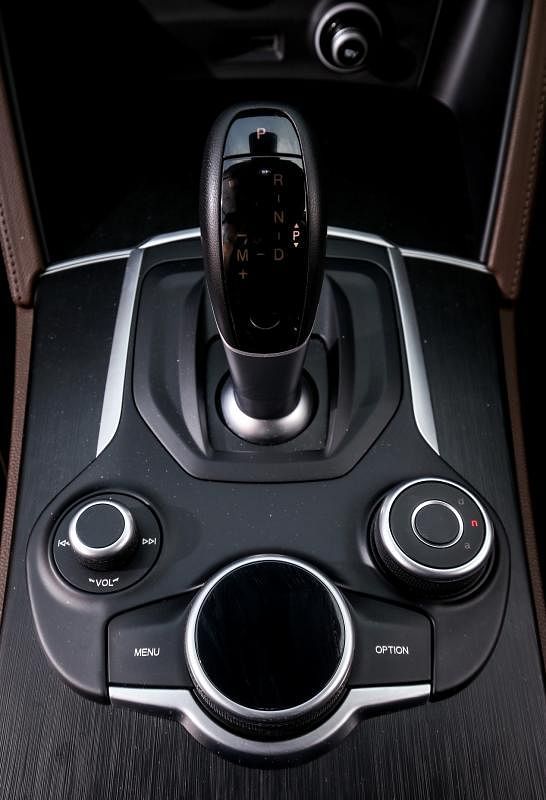 中控台的右边是“dna”旋转钮，让司机启动不同的驾驶模式。