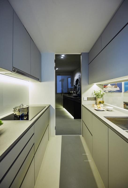 半透明黑玻璃门将湿厨房从饭厅和干性厨房分隔。