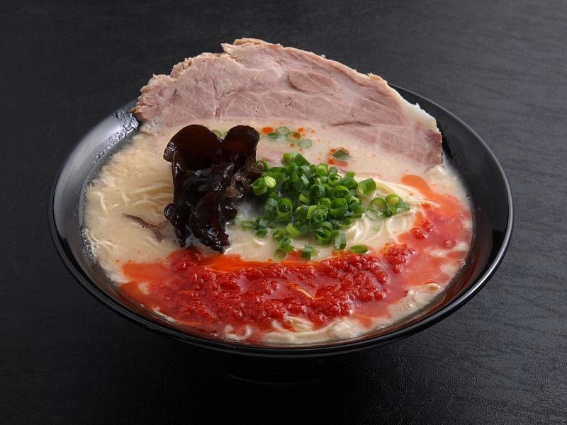 豚骨王的汤底以猪骨和鸡骨高温熬煮而成，辣味拉面受到本地食客喜欢。（Keisuke集团提供）