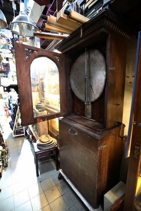 店里收藏的19世纪初瑞士音乐箱，被江祥满当破铁收下、修复，至今仍能运转发声。  