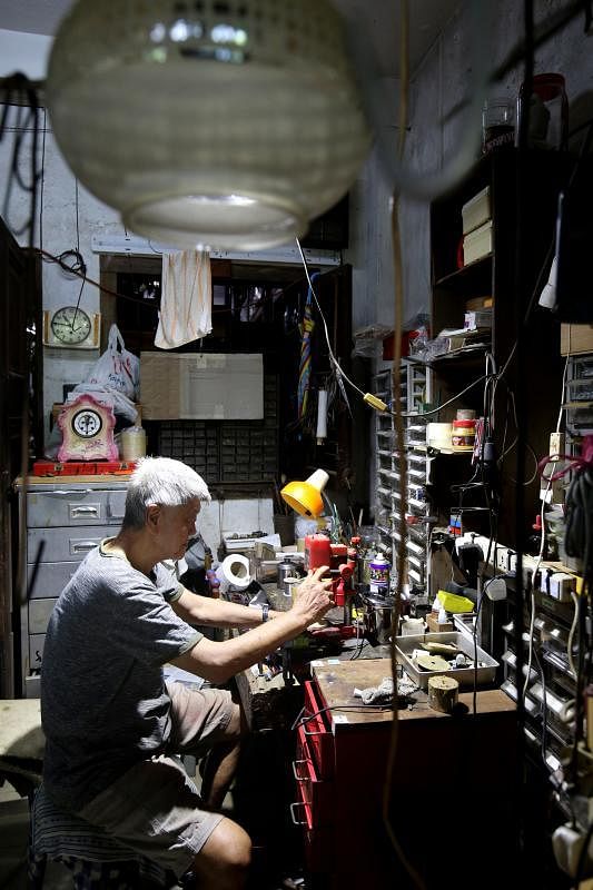 江祥满用双手修补店里的上万件旧货、古董。
