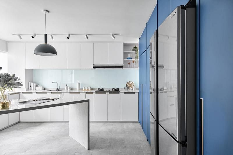 屋主经常下厨，因此厨房的空间很大，并且有充足的储藏空间，设计师同时利用蓝色来打破屋子白色的单调。