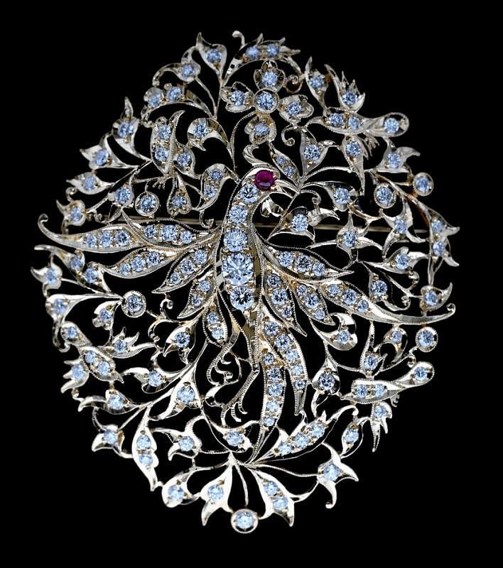 这枚名为“四喜齐来”的胸针藏有一只凤和四只鸟，凤的轮廓由辘珠边技巧制作，增添奢华复古之美。（受访者提供）